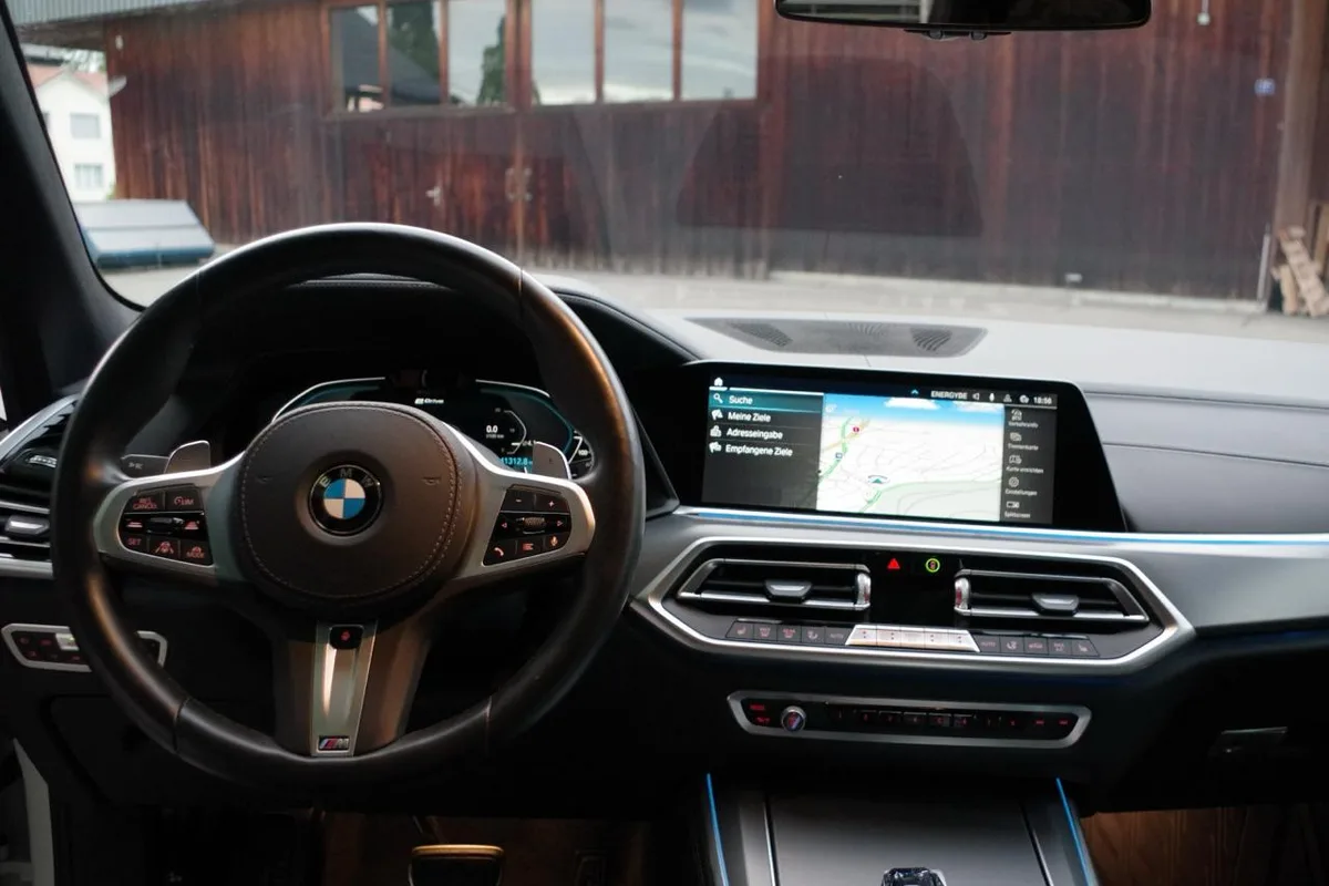 BMW X5 M Sport Édition St. Moritz (1/50) - Miniature 11