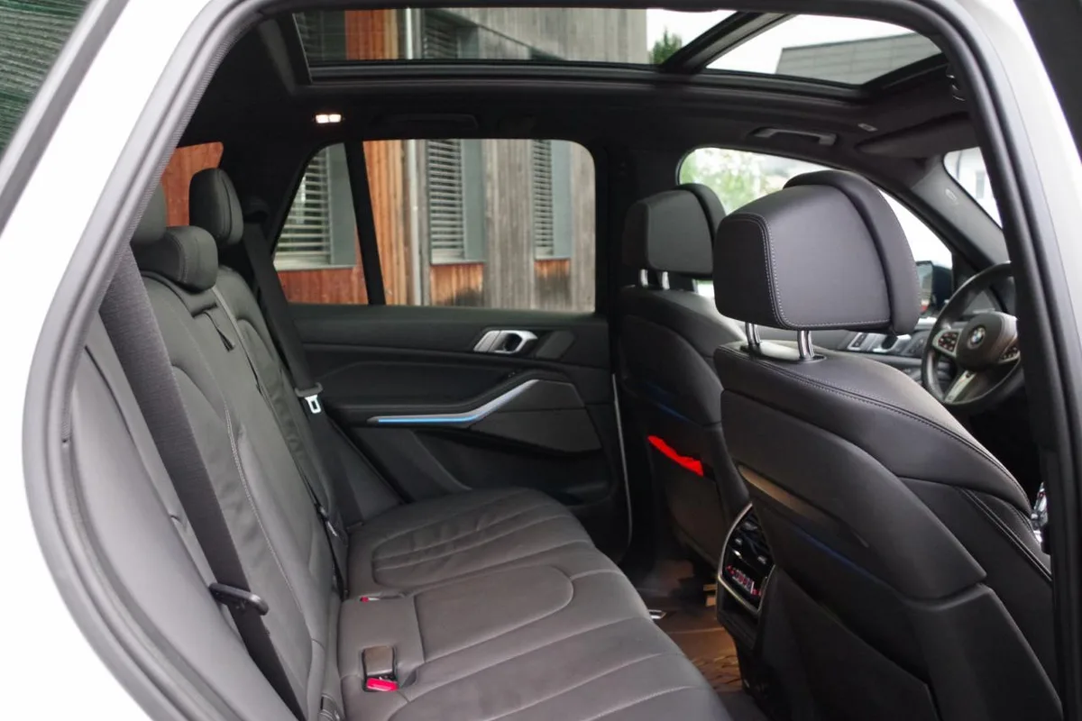 BMW X5 M Sport Édition St. Moritz (1/50) - Miniature 9