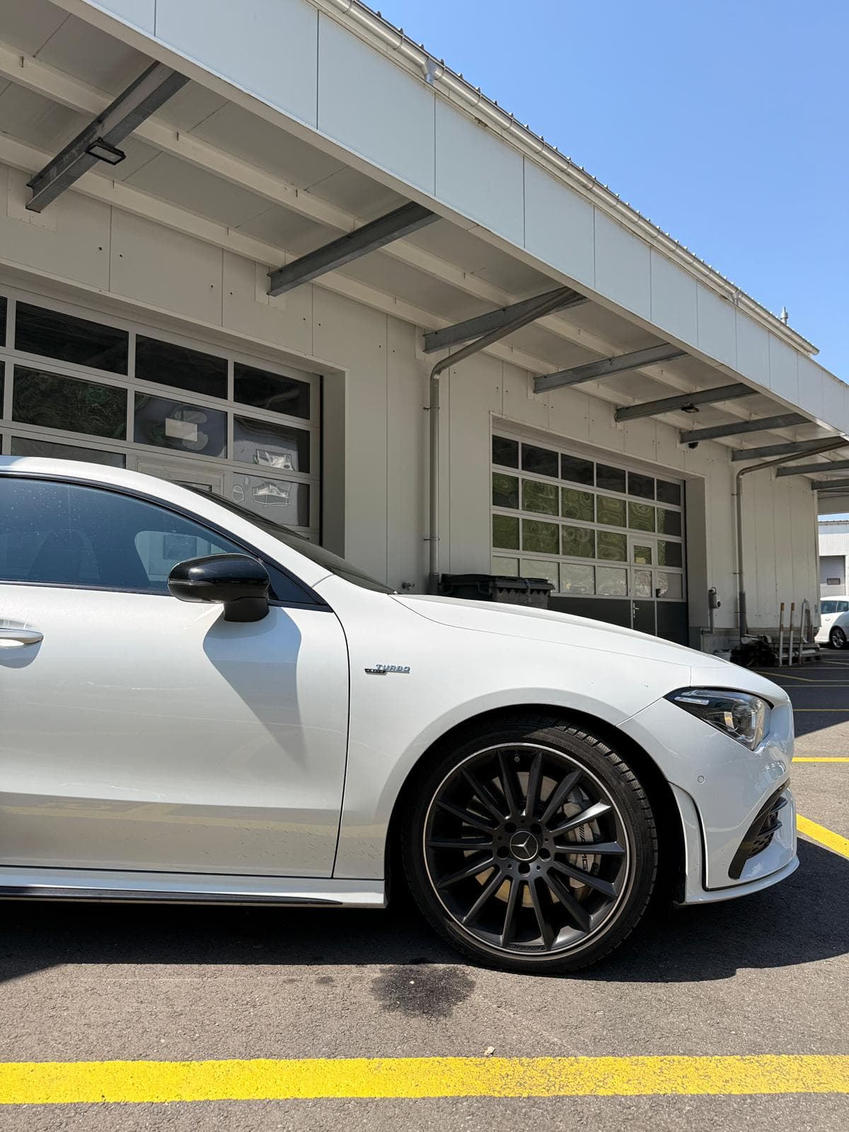 Mercedes CLA 35 AMG - Miniature 4