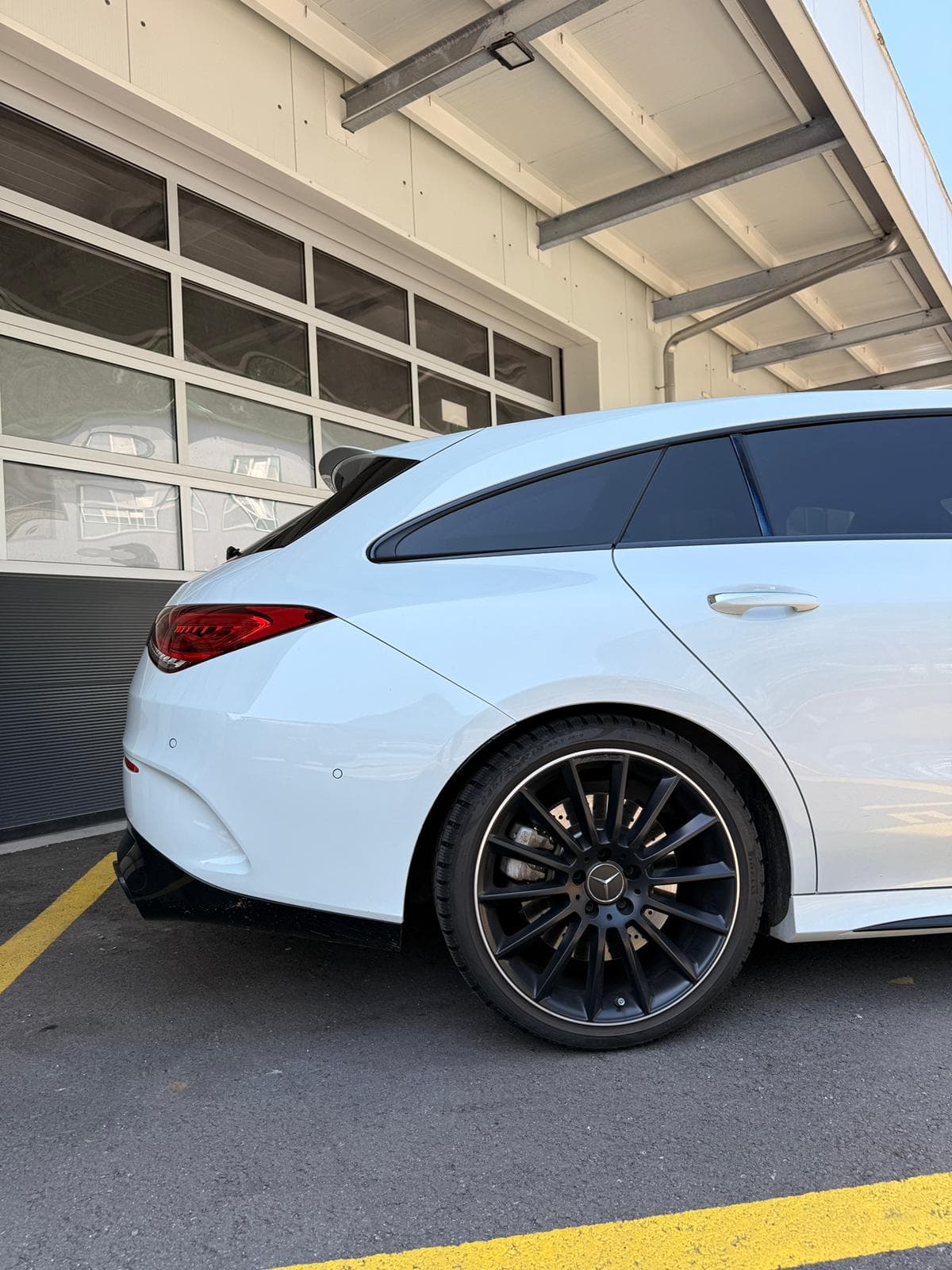Mercedes CLA 35 AMG - Miniature 5