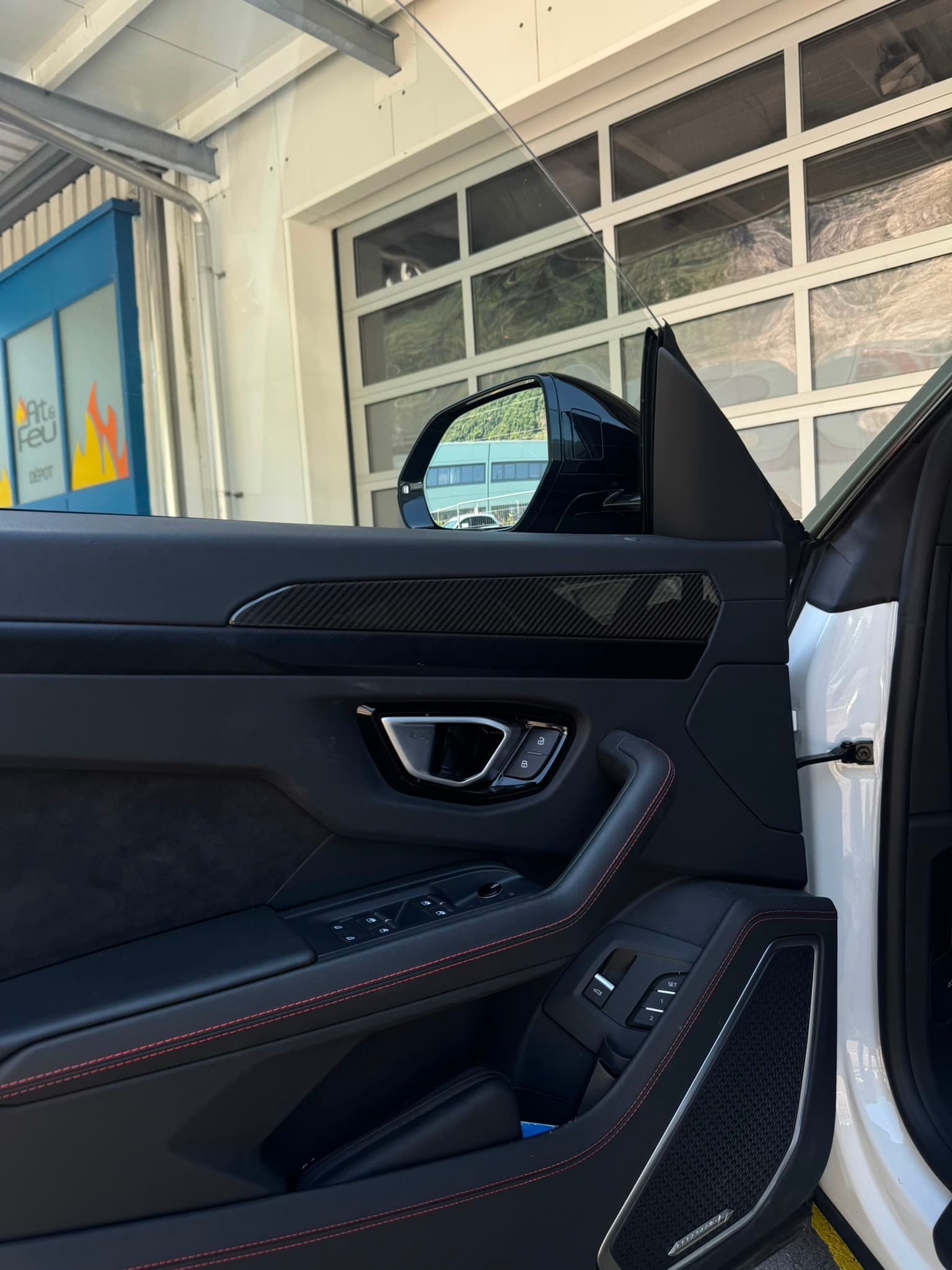 Lamborghini Urus - Thumbnail 16