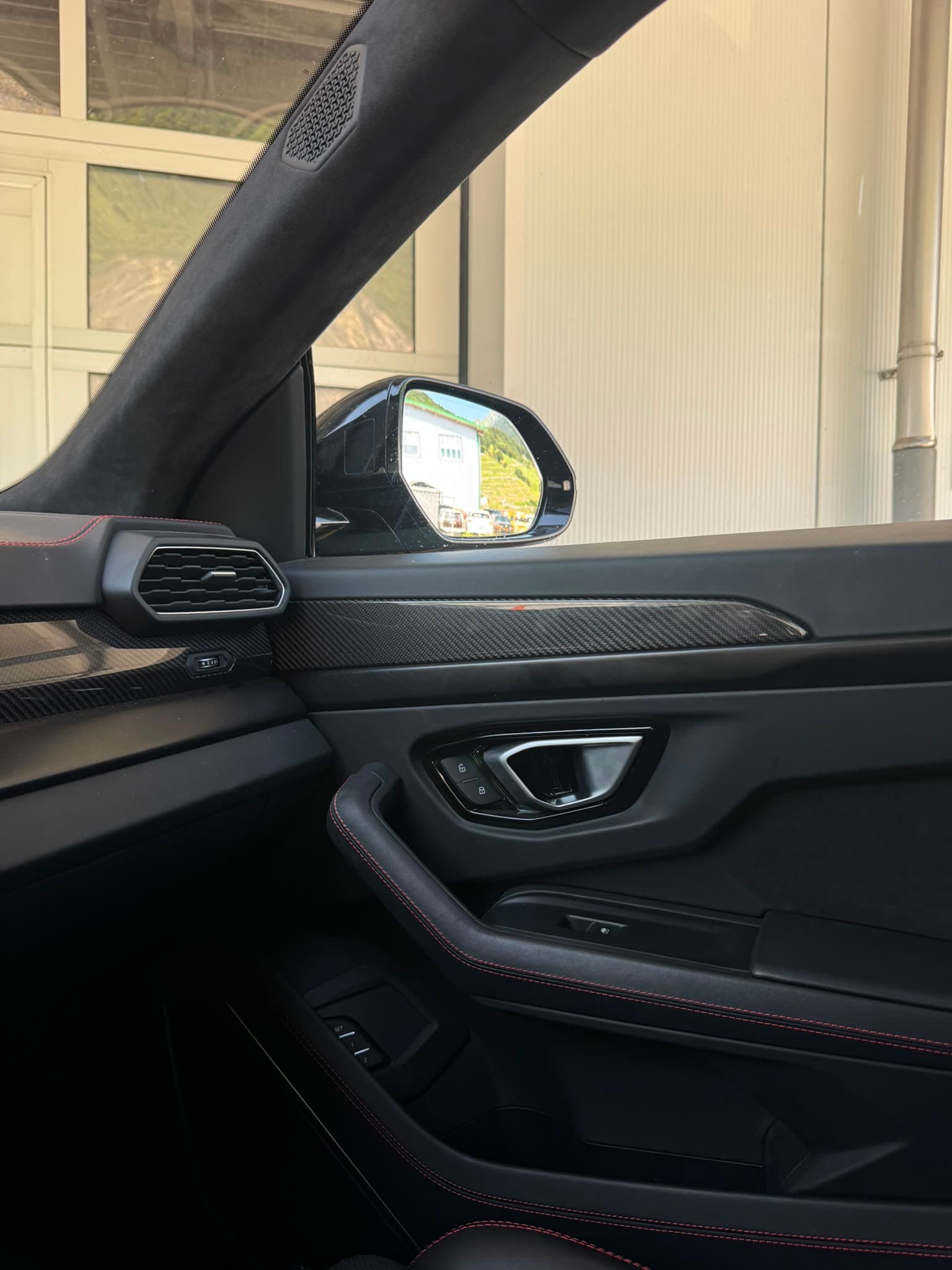 Lamborghini Urus - Thumbnail 17