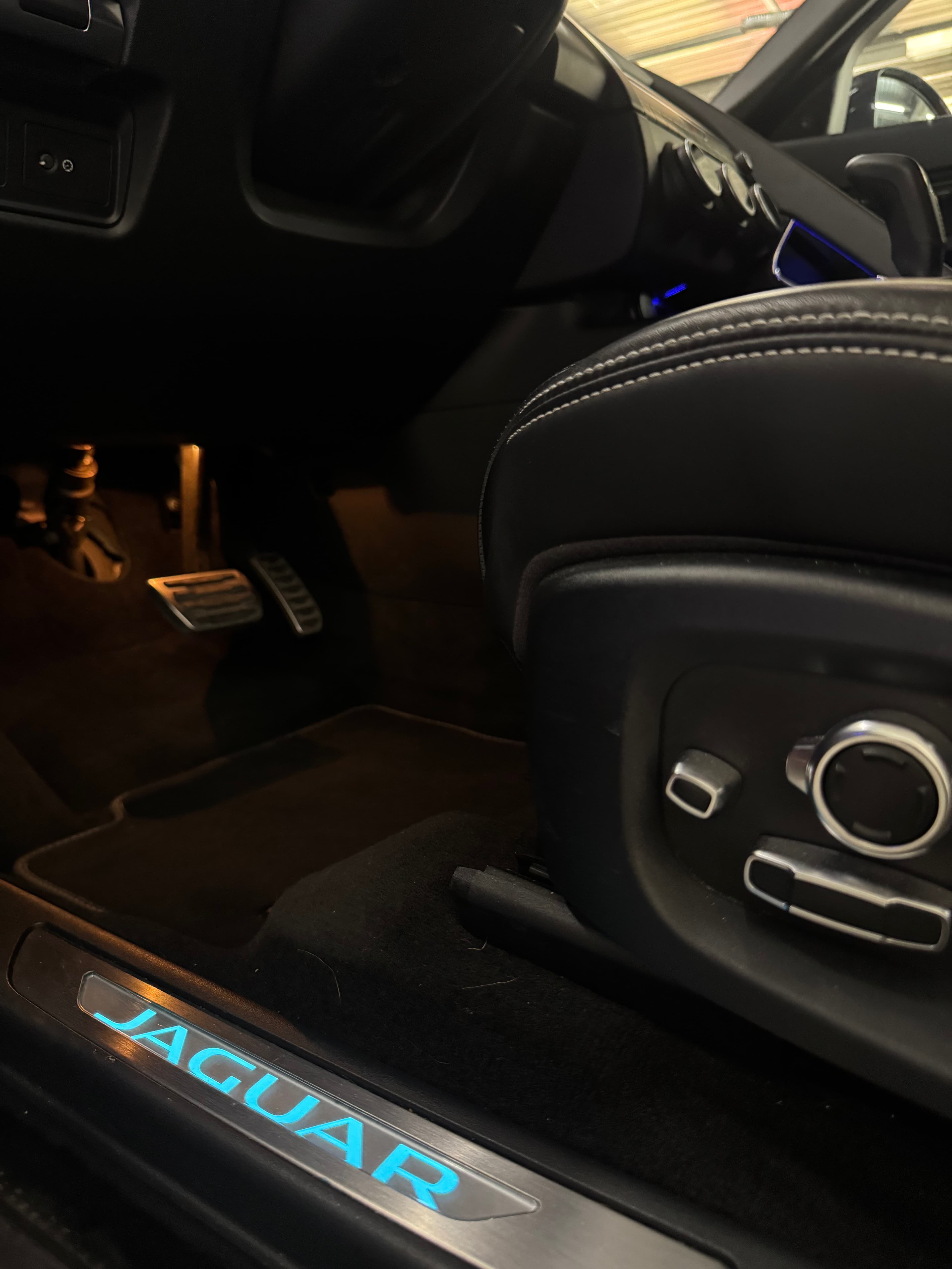 Jaguar E-Pace P300 AWD - Thumbnail 11