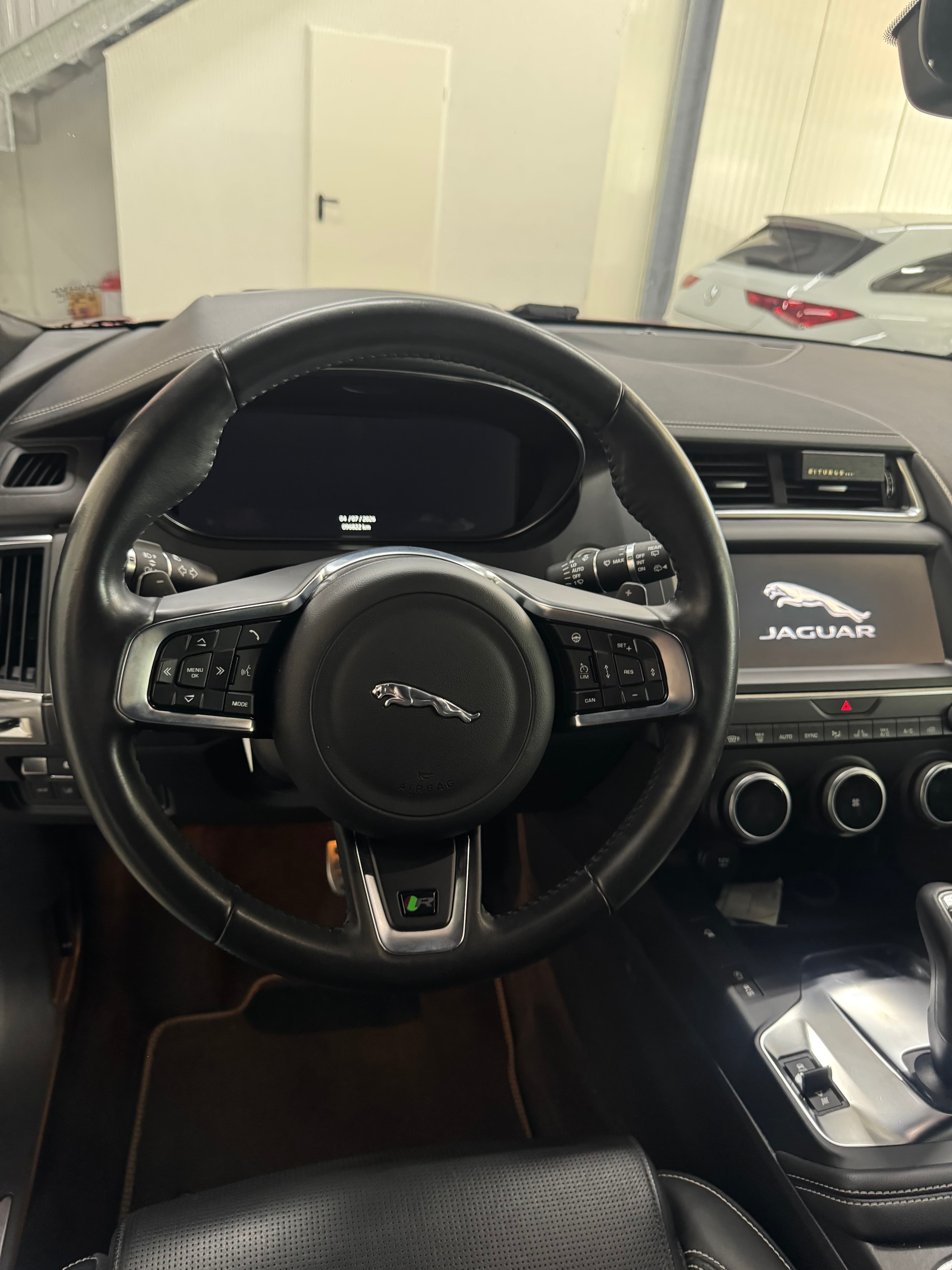Jaguar E-Pace P300 AWD - Thumbnail 12