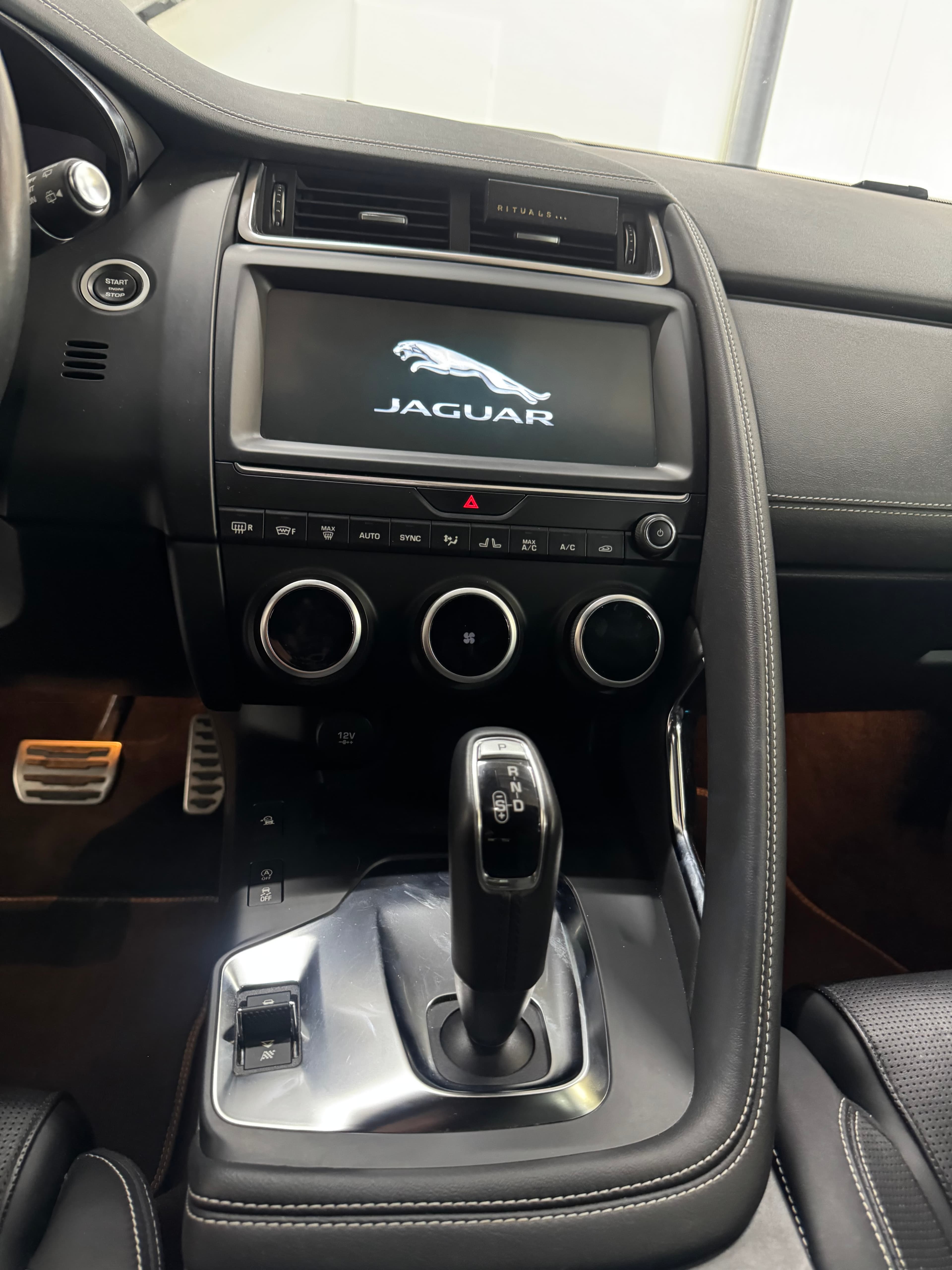 Jaguar E-Pace P300 AWD - Thumbnail 13