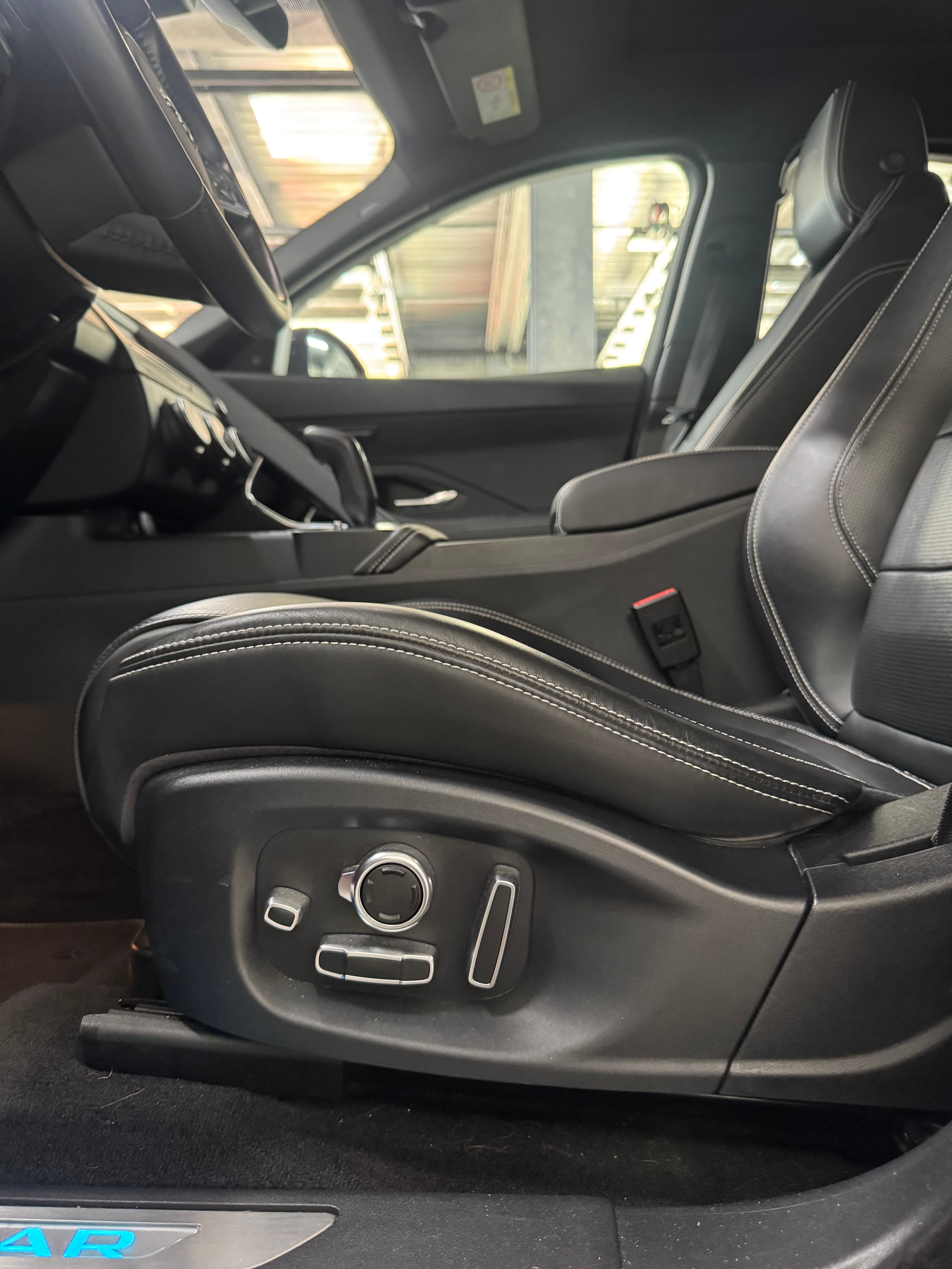 Jaguar E-Pace P300 AWD - Thumbnail 15