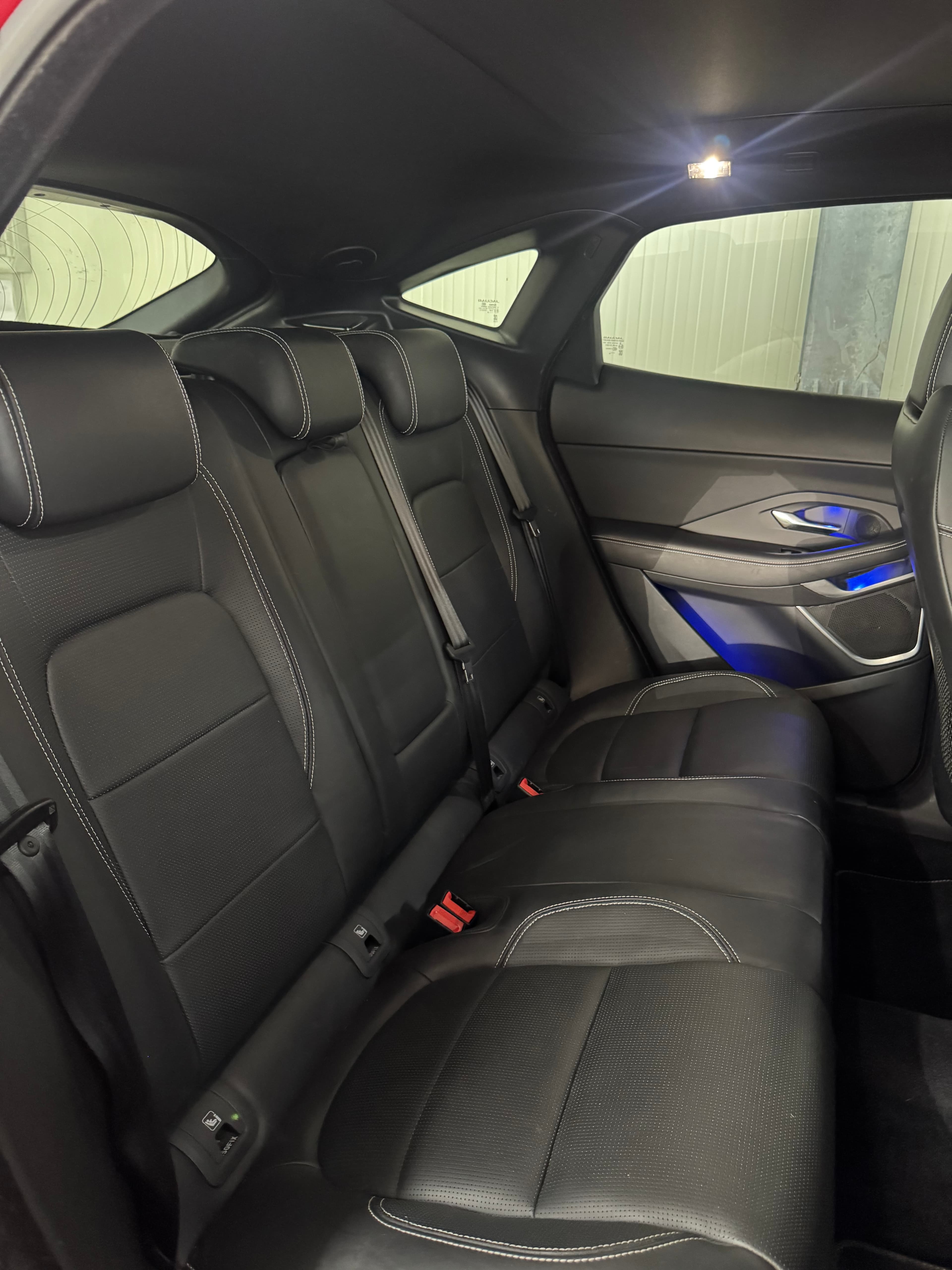 Jaguar E-Pace P300 AWD - Thumbnail 16