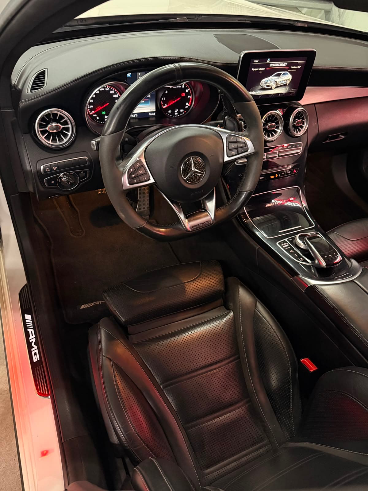 MERCEDES-BENZ C63 S AMG - Miniature 13