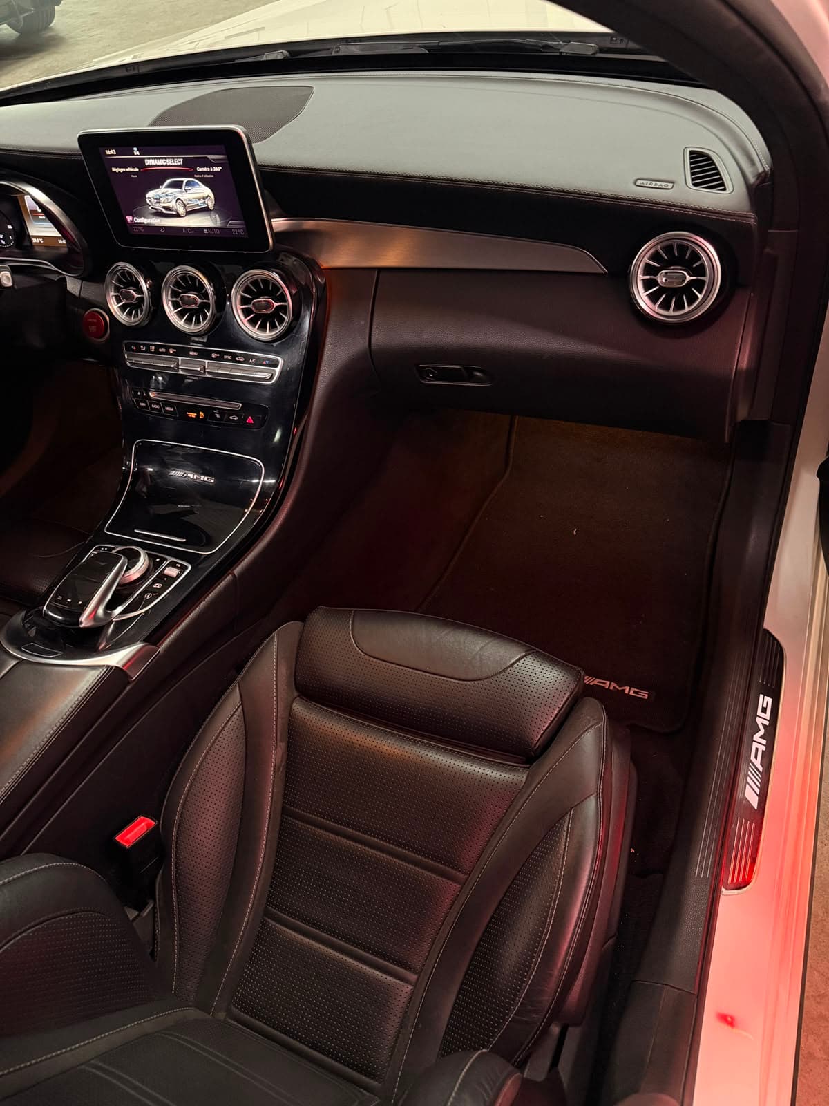 MERCEDES-BENZ C63 S AMG - Miniature 14