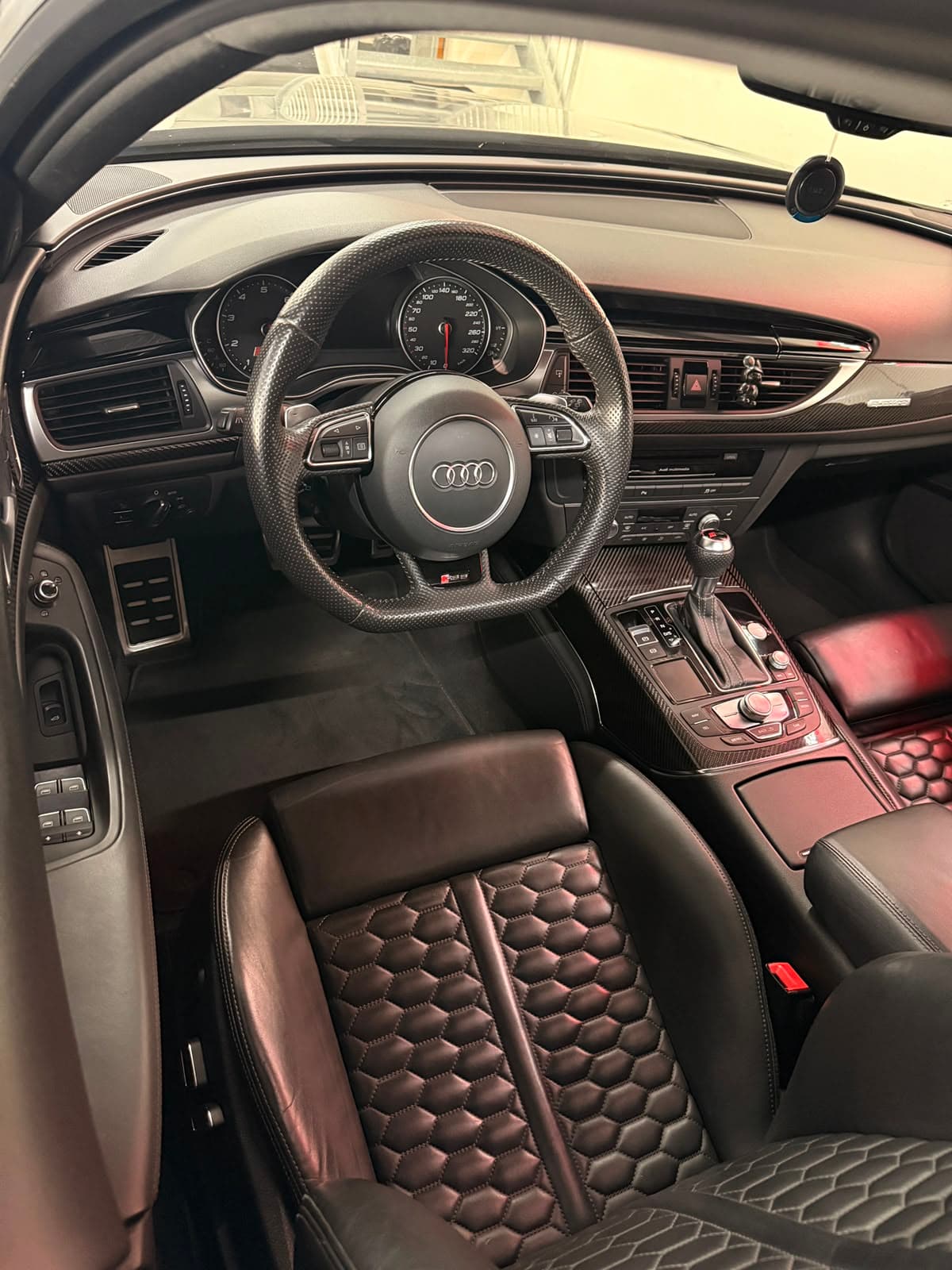 AUDI RS6 - Thumbnail 8